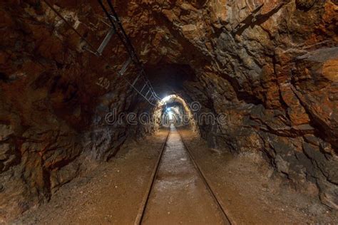 Tir D Angle De Passage De Mine Souterraine Photo Stock Image Du