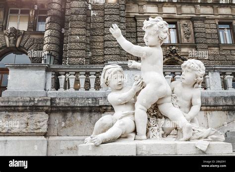 Estatua De Cupidos Fotograf As E Im Genes De Alta Resoluci N Alamy