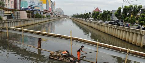 Pimprov Dki Jakarta Anggarkan Ratusan Miliar Untuk Normalisasi Kali