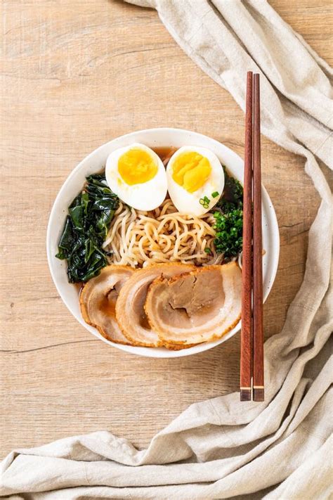 Macarronete De Ramen De Shoyu Carne De Porco E Ovo Foto De Stock