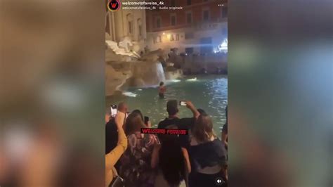 Fa Il Bagno Nella Fontana Di Trevi Poi Prende A Pugni Un Vigile E