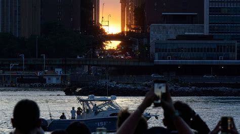 Manhattanhenge Draws New Yorkers To The Streets Heres What You Need To Know Us News Sky