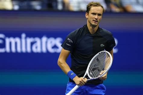 Medvedev responds to jeers after downing home hero - 2LT News