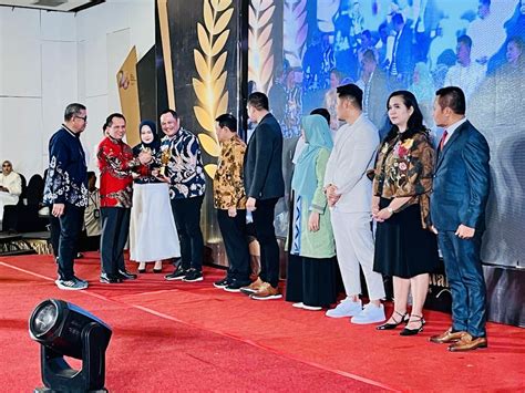 Berdayakan Umkm Anton Timbang Raih Penghargaan Sultra Awards Enews