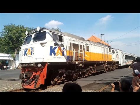 CC206 13 27 YK KIRIM RANGKAIAN KA ARJUNO EKSPRES DI JPL 1 2