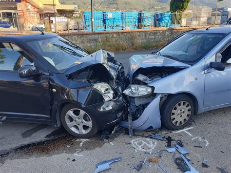 Incidente Frontale Tra Due Auto Tra I Feriti Due Ragazzine A Eboli