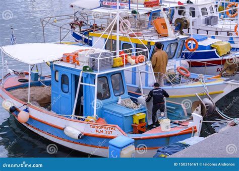 Barcos De Pesca Tradicionales Coloridos Atracados En El Puerto