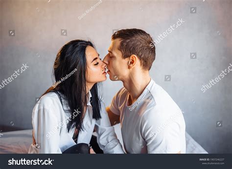 Sch Nes Leidenschaftliches Paar Das Sex Auf Stockfoto Shutterstock