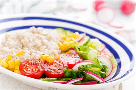 신선한 토마토 옥수수 오이 상 추의 야채 샐러드와 오트밀 죽 빛 건강 하 고 맛 있는 식이 아침 식사 상위 뷰 건강한 생활방식에