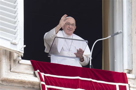 Papa Francesco Angelus Grazie Per Laffetto La Premura Lamicizia