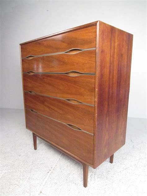 Striking Vintage Modern Walnut Bedroom Dressers For Sale At 1stdibs