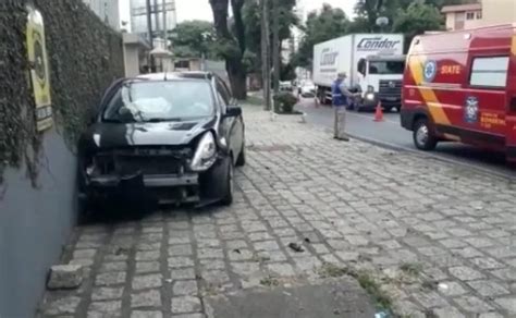 Motorista sofre apagão perde controle do carro e bate em muro no PR