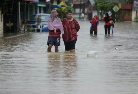 Flooding In Southern Malaysia Forces 40000 People To Flee Homes