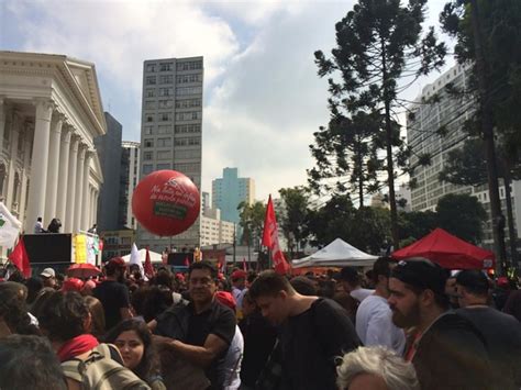 Servidores lotam Praça Santos Andrade em dia de protesto por reajuste e