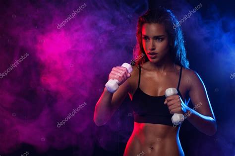 Mujer Sexy Haciendo Ejercicio Con Dumbell Fotografía De Stock © Nelka7812 29286397 Depositphotos