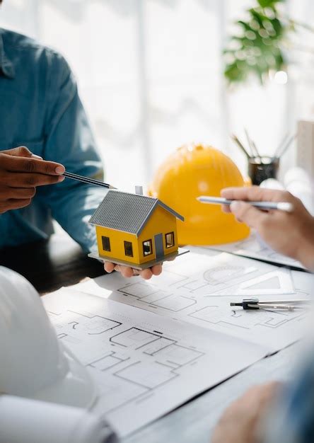 Dos Arquitectos Discutiendo Un Nuevo Proyecto Hombres Y Mujeres