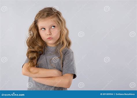 Portrait De La Petite Fille Songeuse Disolement Sur Un Fond Blanc