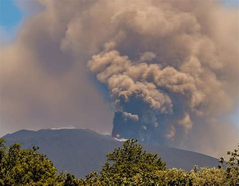 Etna Nuovo Parossismo In Atto Nube Di Cenere Raggiunge I Metri