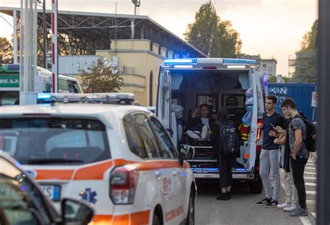 Ancona Tir Si Ribalta E Schiaccia Ambulanza Morti Lapresse