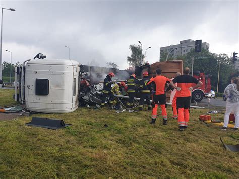 Bielsko Bia A Straszny Wypadek Teraz Ludzie Zakleszczeni W Aucie