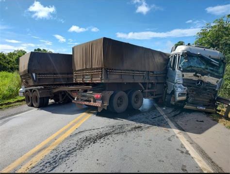 Acidente Entre Carreta E Carro Deixa Feridos E Bloqueia Rodovia Em Mt