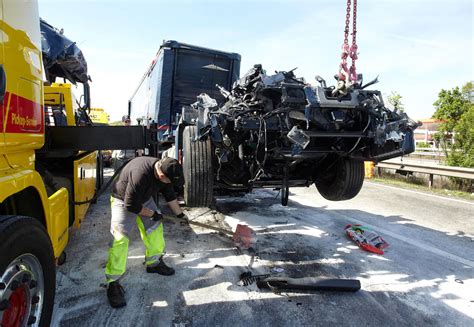 T Dlicher Unfall Auf A Lkw Fahrer Fuhr Auf Stauende Auf