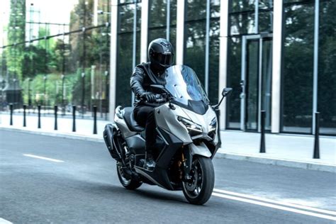 Nuevo Yamaha TMAX 2025 y TMAX Tech MAX 2025 La evolución del scooter