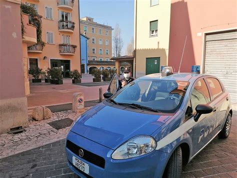 D In Escandescenze E Lancia Bottiglie E Bicchieri Al Barista Daspo Di