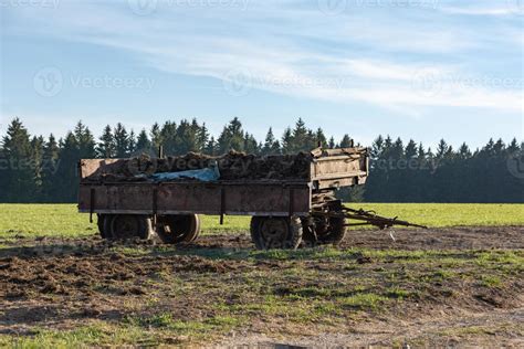 trailer full of manure 10481375 Stock Photo at Vecteezy