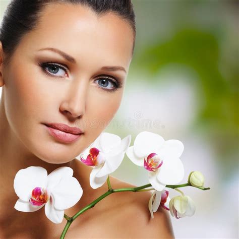 Cara De La Mujer Hermosa Con Una Flor Blanca De La Orqu Dea Imagen De