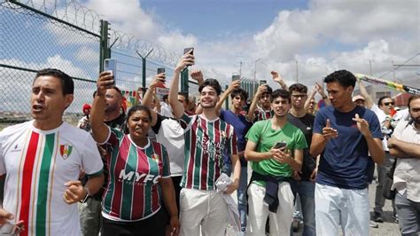 As Imagens Da Euforia Dos Adeptos Do Estrela Da Amadora Na Chegada Da