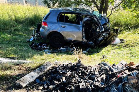 Auto Kracht Frontal Gegen Baum Fahrer Stirbt Bei Unfall Im Erzgebirge