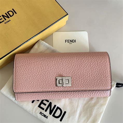 プリ様専用fendi フェンディ ピーカブー コンチネンタル ウォレット 長財布 メルカリ