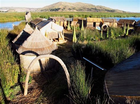 Islas Flotantes De Los Uros En El Lago Titicaca En Los Andes Per Y