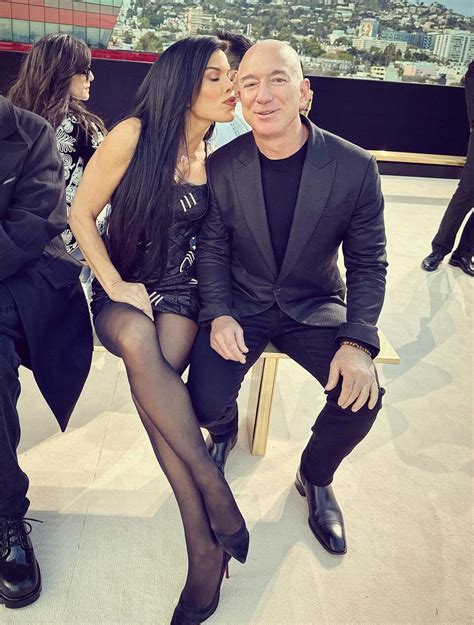 Jeff Bezos and Lauren Sánchez Share a Kiss at Versace Fashion Show in L ...