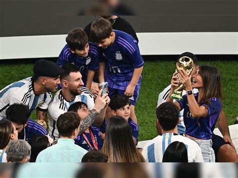 Messi Clicking Photo As Wife Antonela Lifts World Cup Trophy Is Pure Gold O And H Game