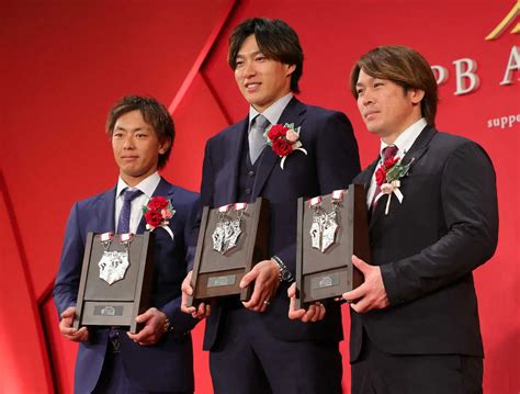 ＜npb Awards 2022＞ 壇上で記念撮影するソフトバンクの（左から）今宮健太、柳田悠岐、甲斐拓也（代表撮影） ― スポニチ