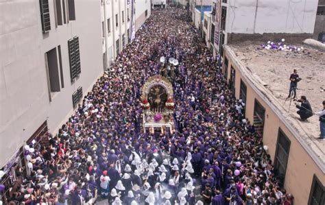 Señor de los Milagros miles de fieles acompañaron al Cristo Moreno en