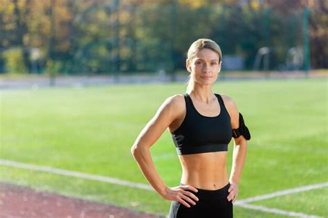 Retrato De Uma Atleta Adulta Madura No Est Dio Segurando As M Os Nos