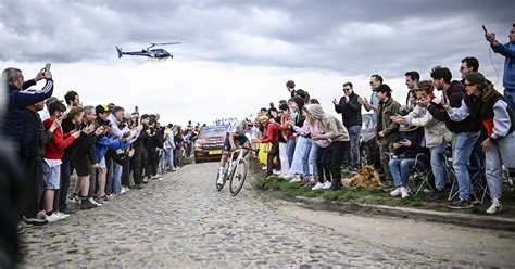 Twee Op Een Rij De Kasseien Van Parijs Roubaix Voelen Voor Mathieu Van