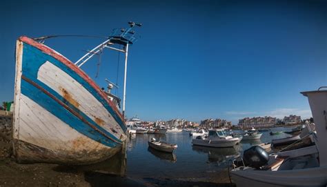 Barcos De Pesca Tradicionales En La Orilla Foto Premium