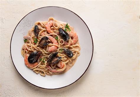 Spaghetti Pasta With Seafood Shrimp With Mussels In Creamy Garlic