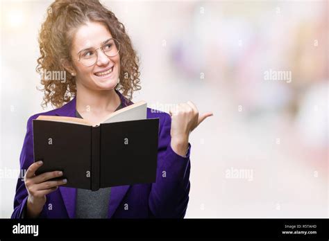 Jeune étudiante brunette girl wearing school uniform lire un livre sur fond isolé et de pointage