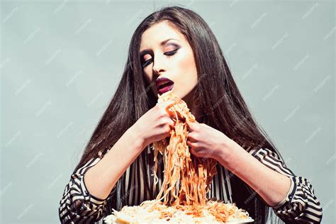 Premium Photo Sexy Woman Eat Spaghetti With Hands Woman Eat Pasta