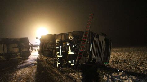 Feuerwehr im Einsatz LKW stürzt bei Neu Eichenberg in Graben