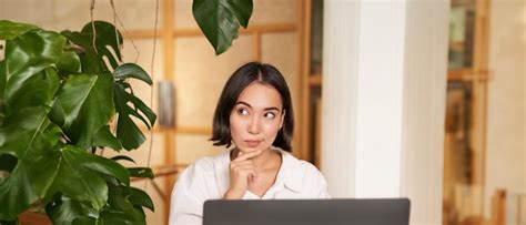 Linda Jovem De Anos Pensando Segurando O Smartphone E Parecendo