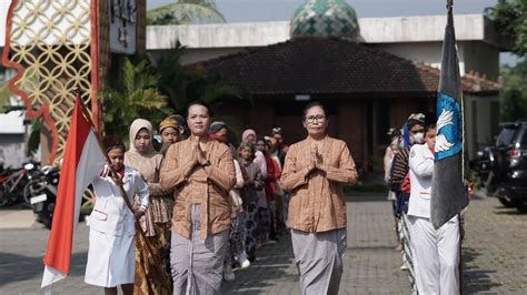 Dokumentasi Wisuda Dan Penyerahan Kembali Siswa Kelas Vi Sd Negeri