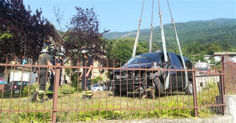 Trento Un Minivan Cade Nel Giardino Di Una Casa Il Video Del Salto