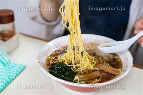 昔ながらの醤油ラーメンを食べるの写真素材 192749449 イメージマート