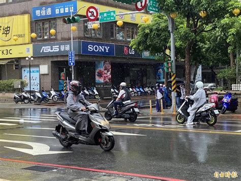 雨都基隆缺水多日 今早終於下雨了 民眾開心撐傘 生活 自由時報電子報